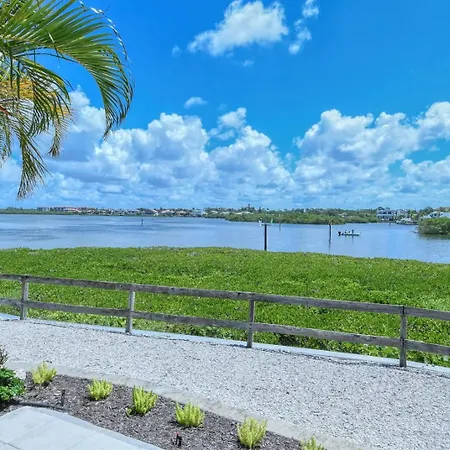 6047 Epw Bright And Spacious Bay Side Retreat
